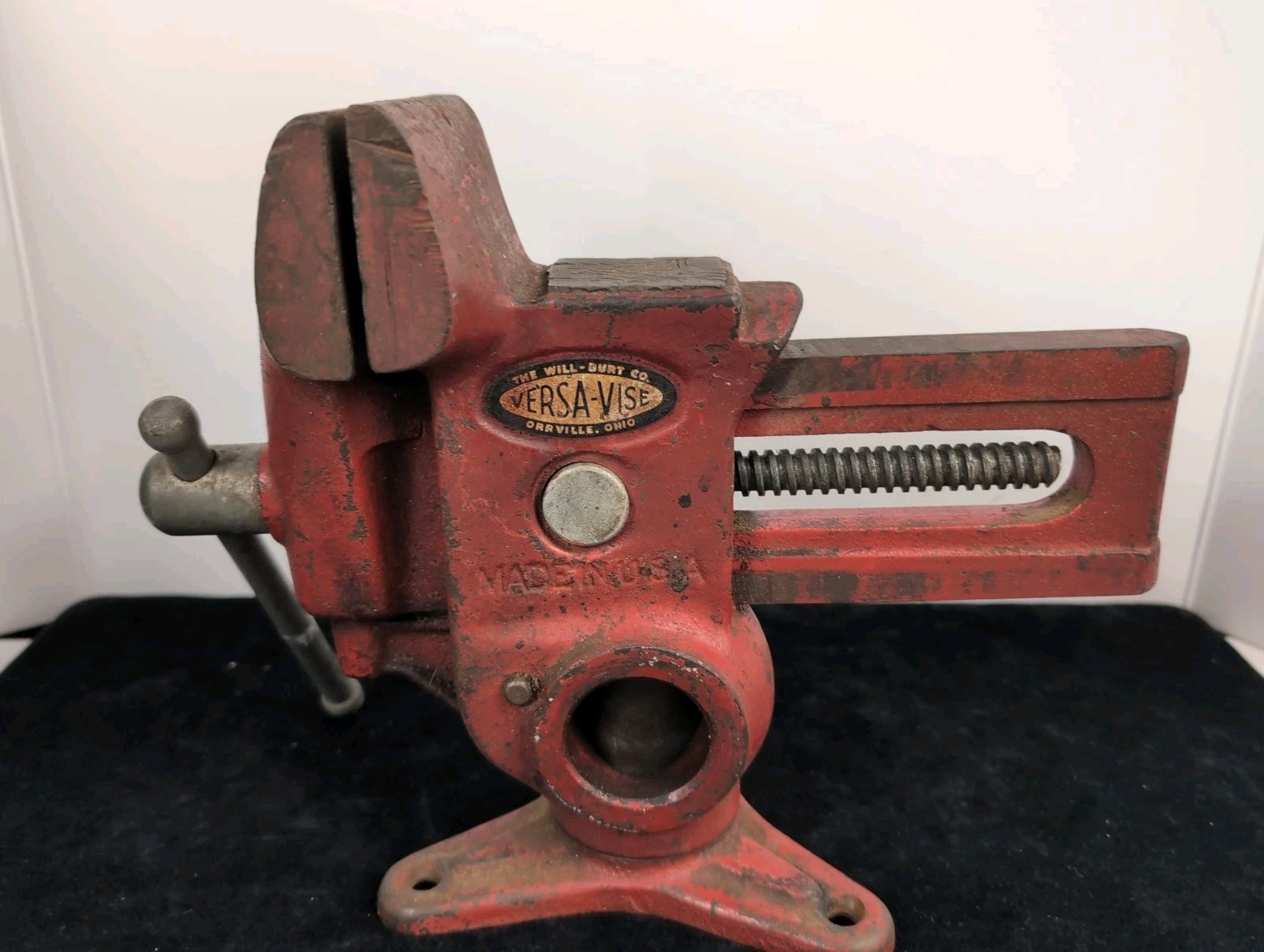 Vintage The Will Burt Co. Versa-Vice No 4-1043-5 Orange Swivel Base vise. USA. Vintage The Will Burt Co. Versa-Vice No 4-1043-5 Orange Swivel Base vise. USA.