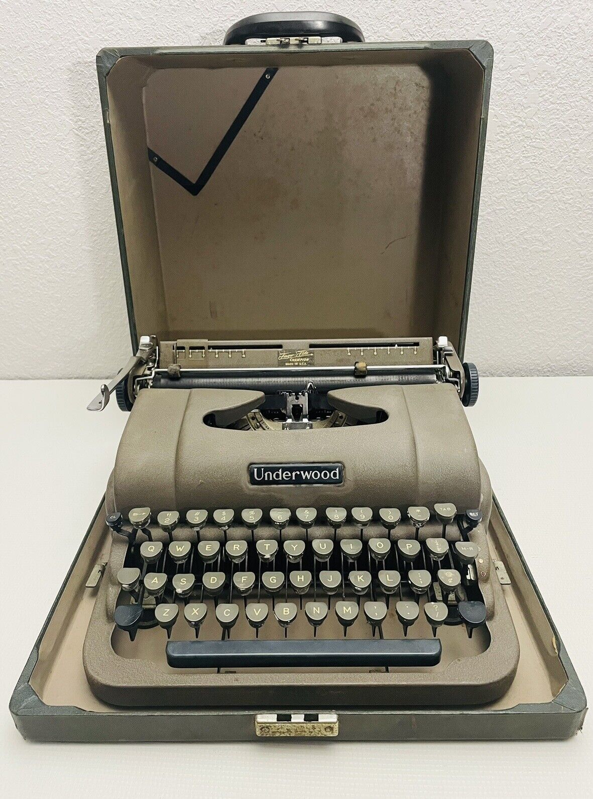 Underwood Portable Finger Flite Champion Typewriter With Original Case UNTESTED