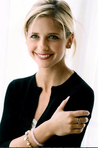 A Sarah Michelle Gellar Beautiful Smille Balck Sweater 8x10 Picture Celebrity Pr