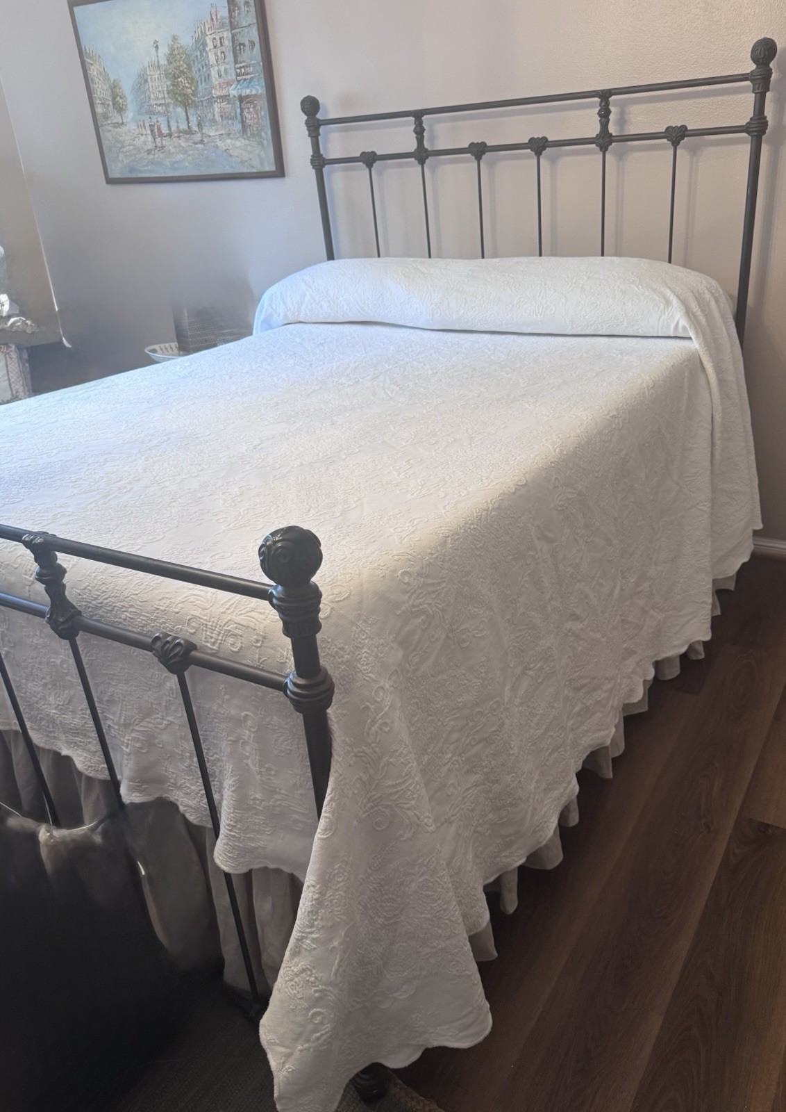 King White Matelasse Coverlet Bedspread Floral Scalloped Cottage French Country