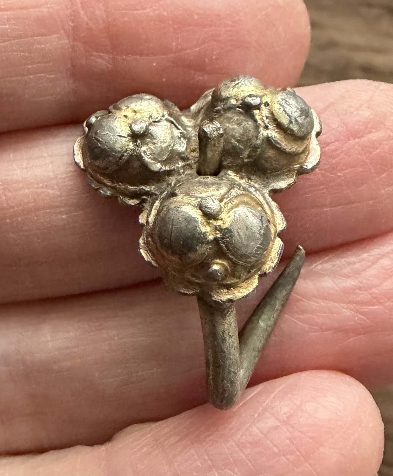 TUDOR PERIOD. 16TH CENTURY.  SILVER GILT DRESS HOOK / FASTENER.