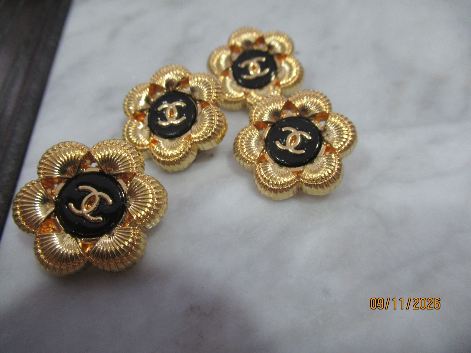 CHANEL 4 BUTTONS 20MM, gold tone, black  THIS IS FOR 4
