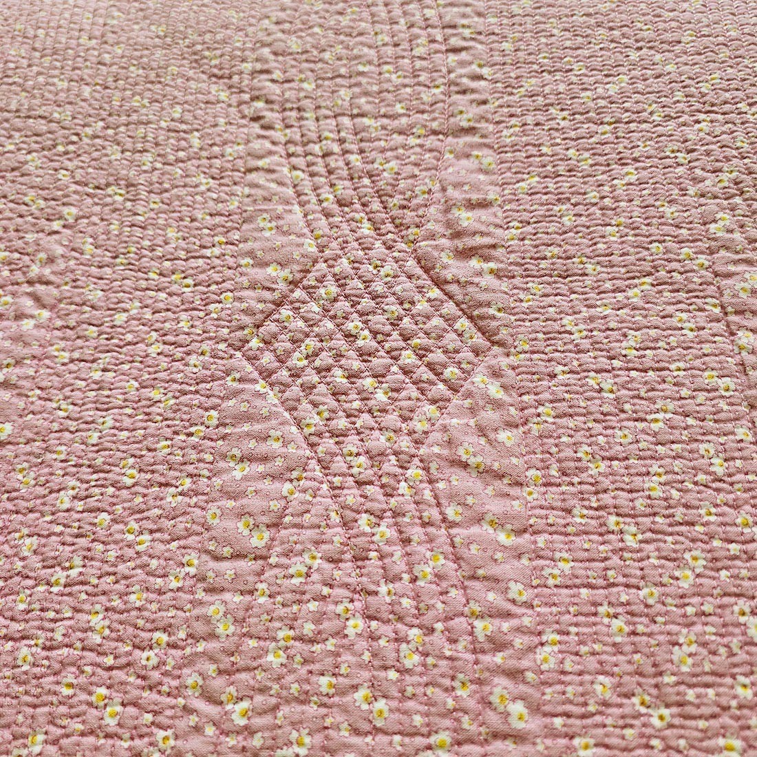 Vintage Pink Chintz Tiny Floral Elaborate Stitching 100% Cotton Quilt 64x 88\