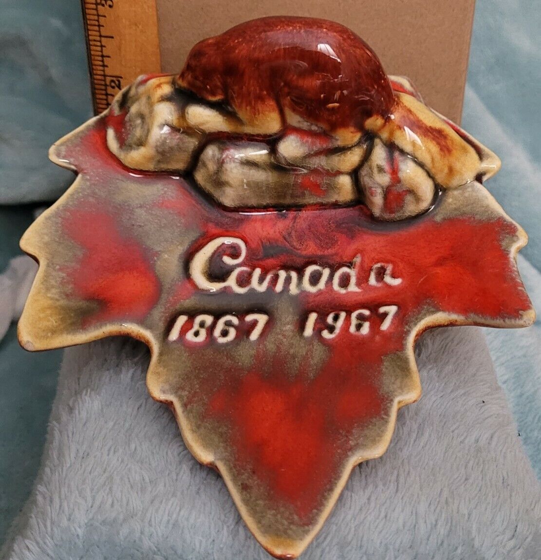 VINTAGE CERAMIC CANADA CENTENNIAL 1867 1967 LEAF SHAPED ASHTRAY