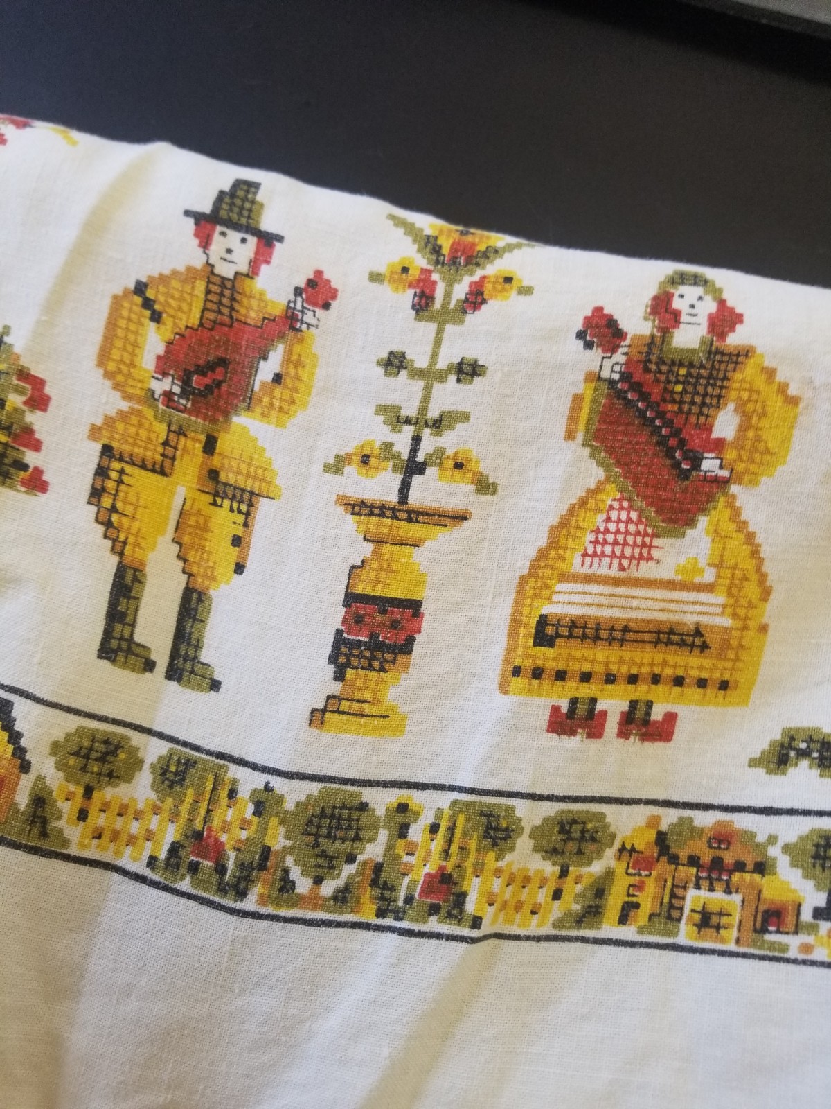 Vintage Tablecloth Pennsylvania Dutch Pattern GREAT CONDITION No Stains/holes