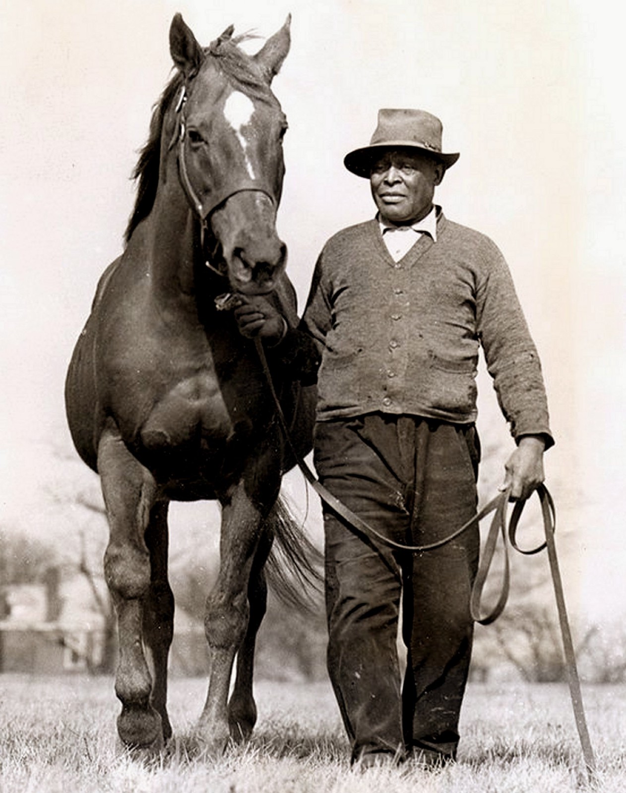 1946 Champion Race Horse MAN O WAR & Groom PHOTO  (180-I)