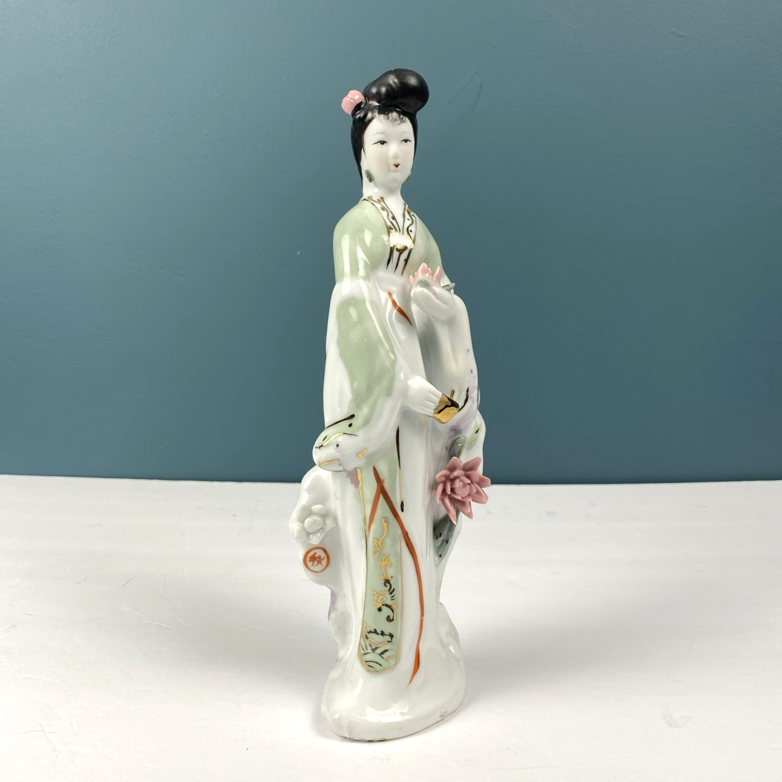 Vintage Chinese Porcelain Court Lady Figurine Autumn Qiu Mark Lotus 9.5\ Vintage Chinese Porcelain Court Lady Figurine Autumn Qiu Mark Lotus 9.5\