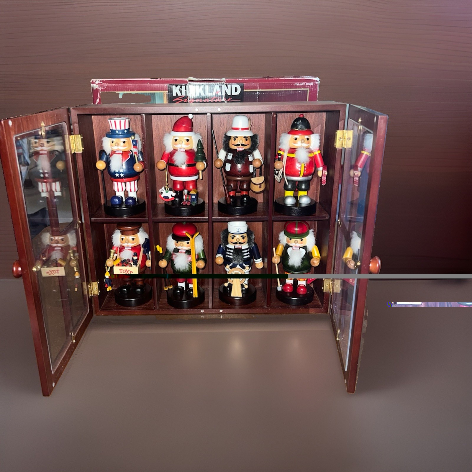 KIRKLAND SIGNATURE 8 Nutcracker Figures Set in Wood Display Cabinet 13\