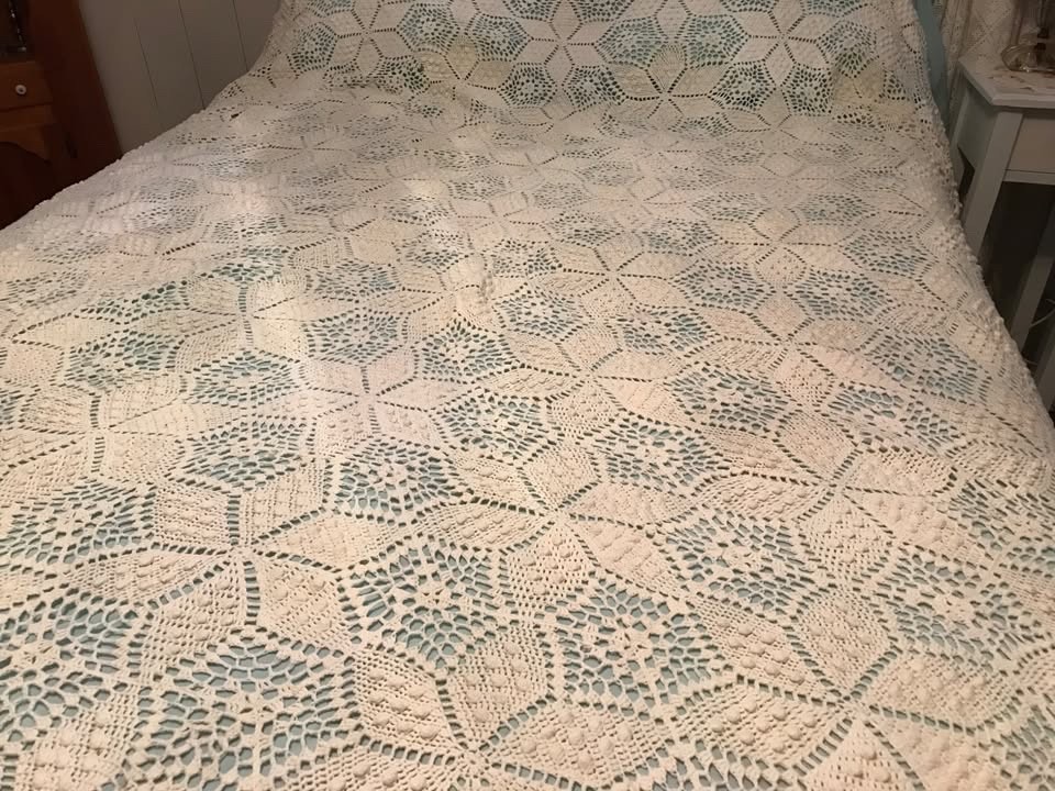 Vintage Heavy Hand Crochet 100% Cotton Throw Blanket Bedspread 88” X 60” Leaf