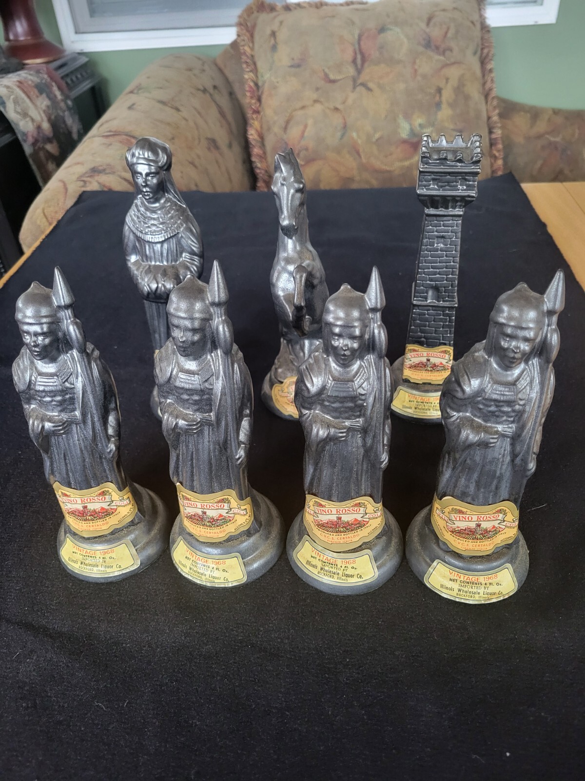 VINTAGE VINO ROSSO 1968 CHESS DECANTER -BLACK  4 Pawn, 1 Queen, 1 Knight, 1 Rook
