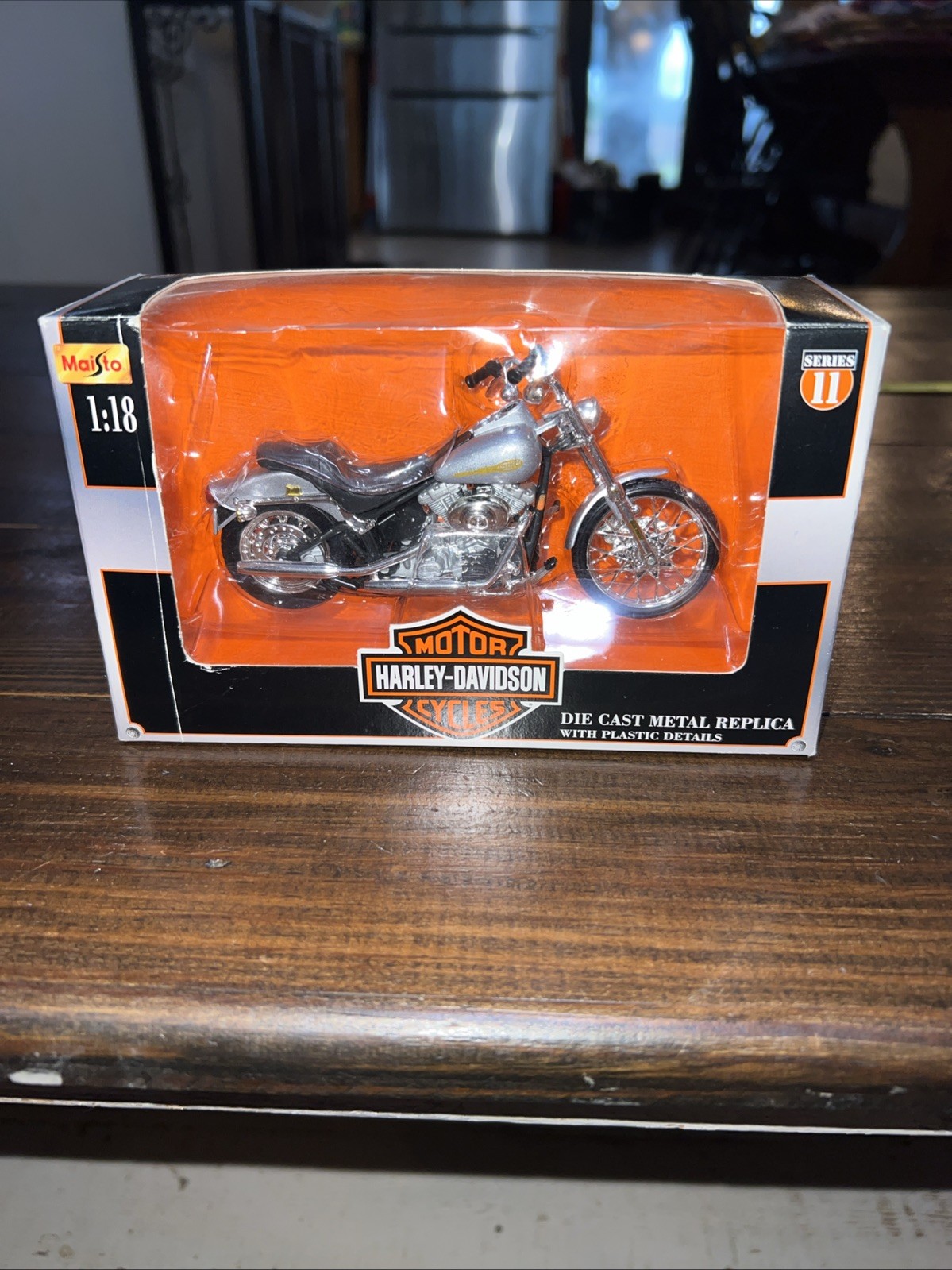 MAISTO SERIES 11 2001 FXST HARLEY DAVIDSON SOFTAIL   1/18 NEW