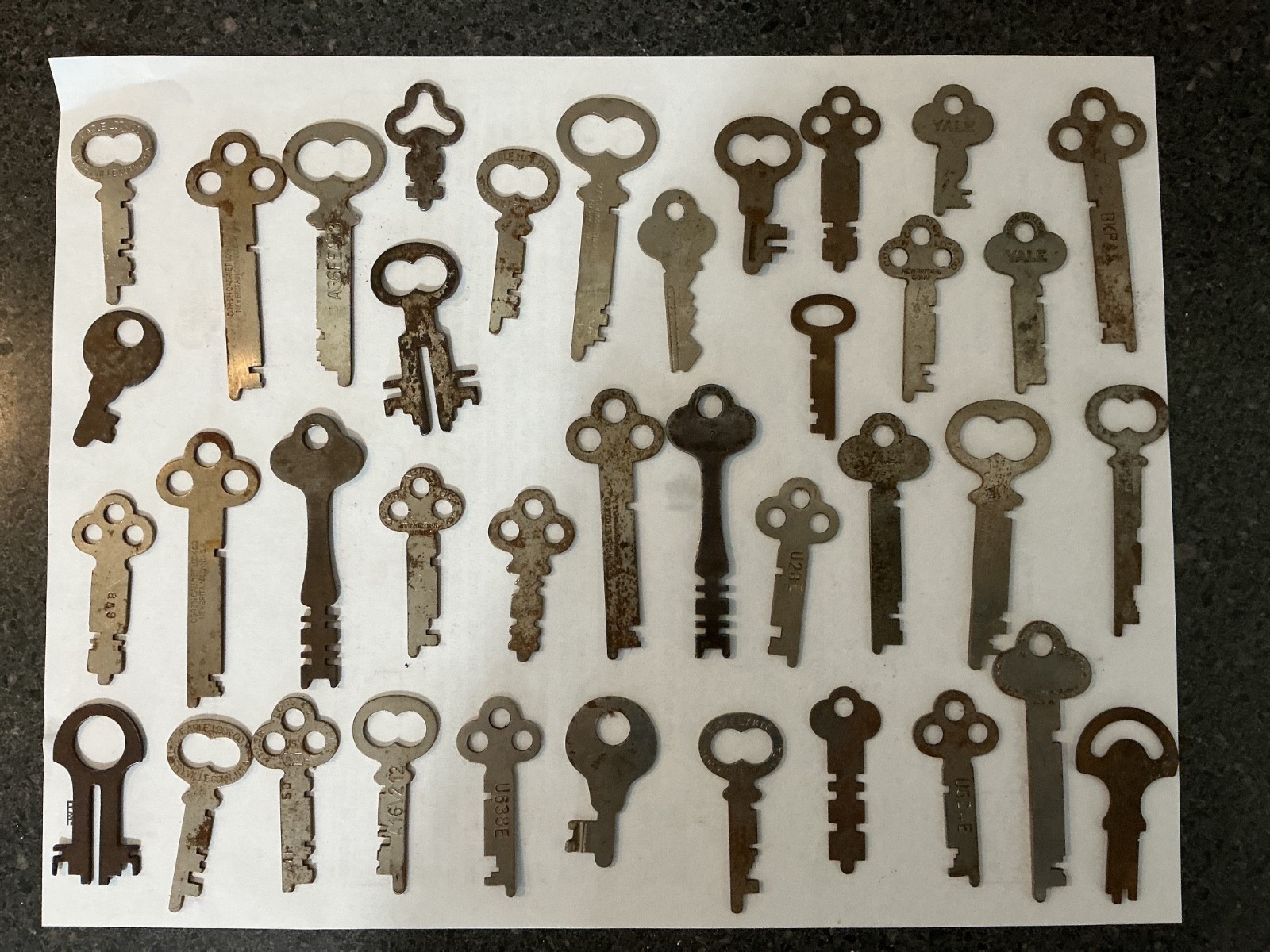 ANTIQUE FLAT PANCAKE PUSH TURN LOCK KEYS LOT OF 38