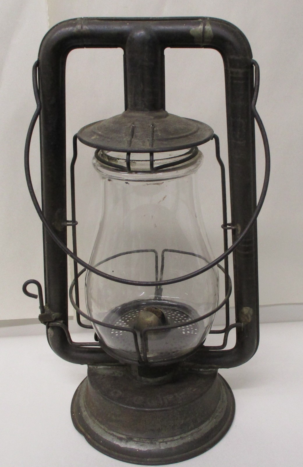 VINTAGE C.T. HAM MFG NO. 0 CLIPPER LANTERN AND CLEAR HAM GLOBE