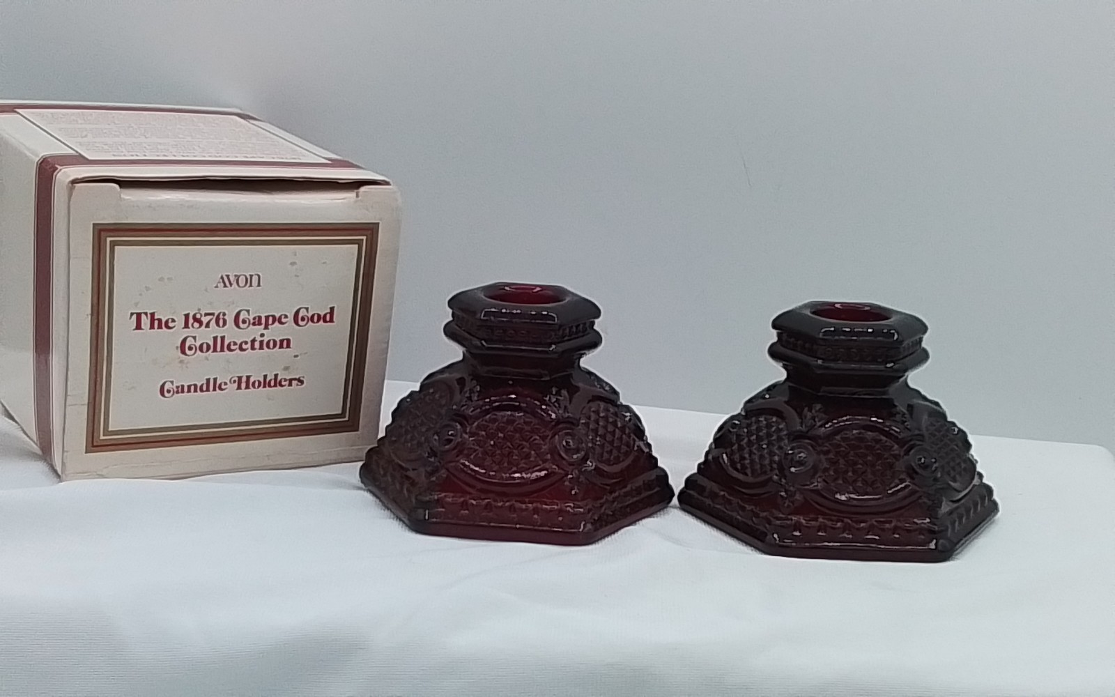 AVON THE 1876 CAPE COD COLLECTION RUBY RED 2 TAPER CANDLEHOLDER VINTAGE NEW BOX