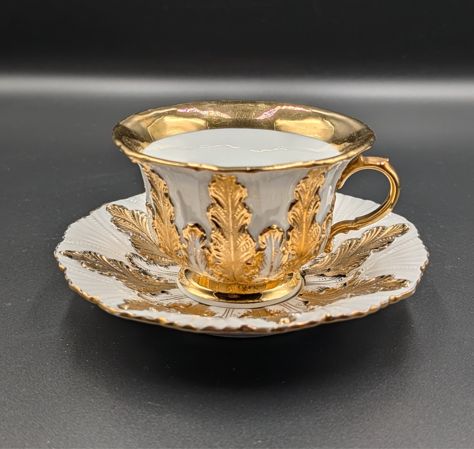 Antique Meissen Porcelain ACANTIS LEAF Teacup & Saucer 1-st Choice Heavy Gold