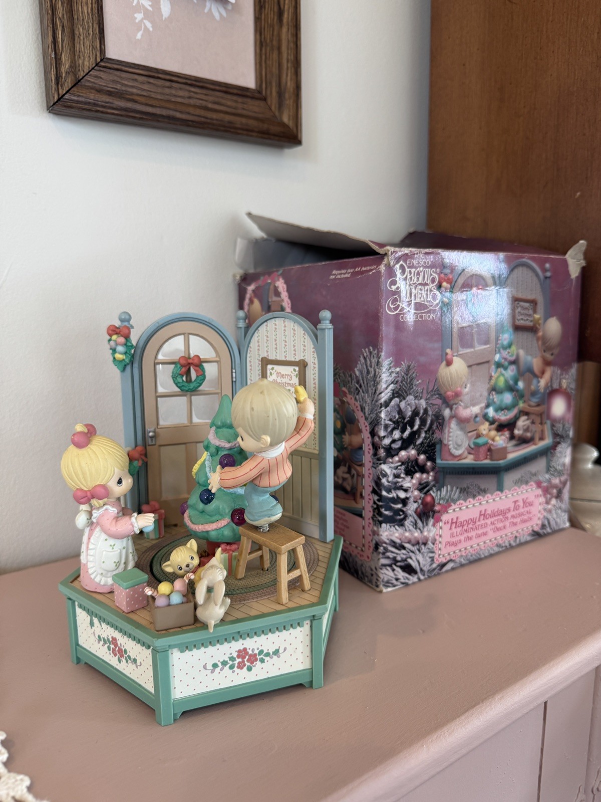 Enesco Precious Moments \'Happy Holidays To You\' Musical Lighted Figurine Box Enesco Precious Moments \'Happy Holidays To You\' Musical Lighted Figurine Box