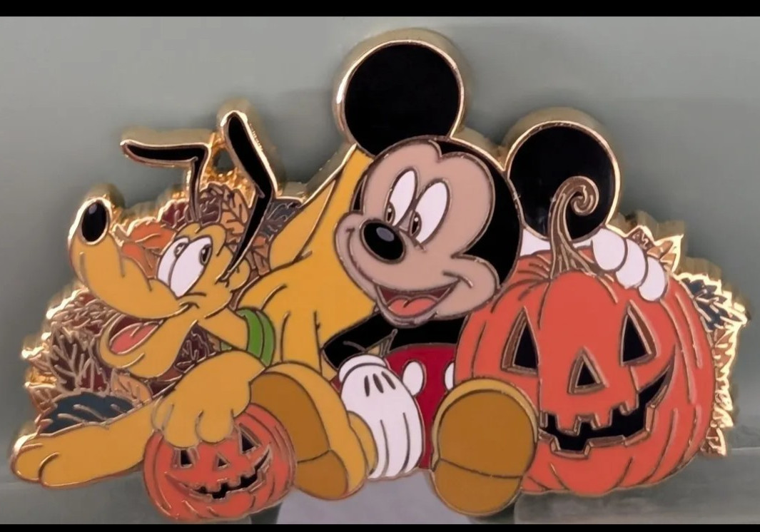 FANTASY PIN  Mickey Mouse and Pluto w/ Pumpkins Hallows- DaVinci fantasy pins