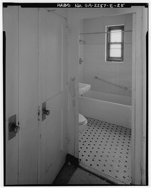 Photo:Atlanta Georgia Techwood Homes 1930s bathroom interior HABS closets