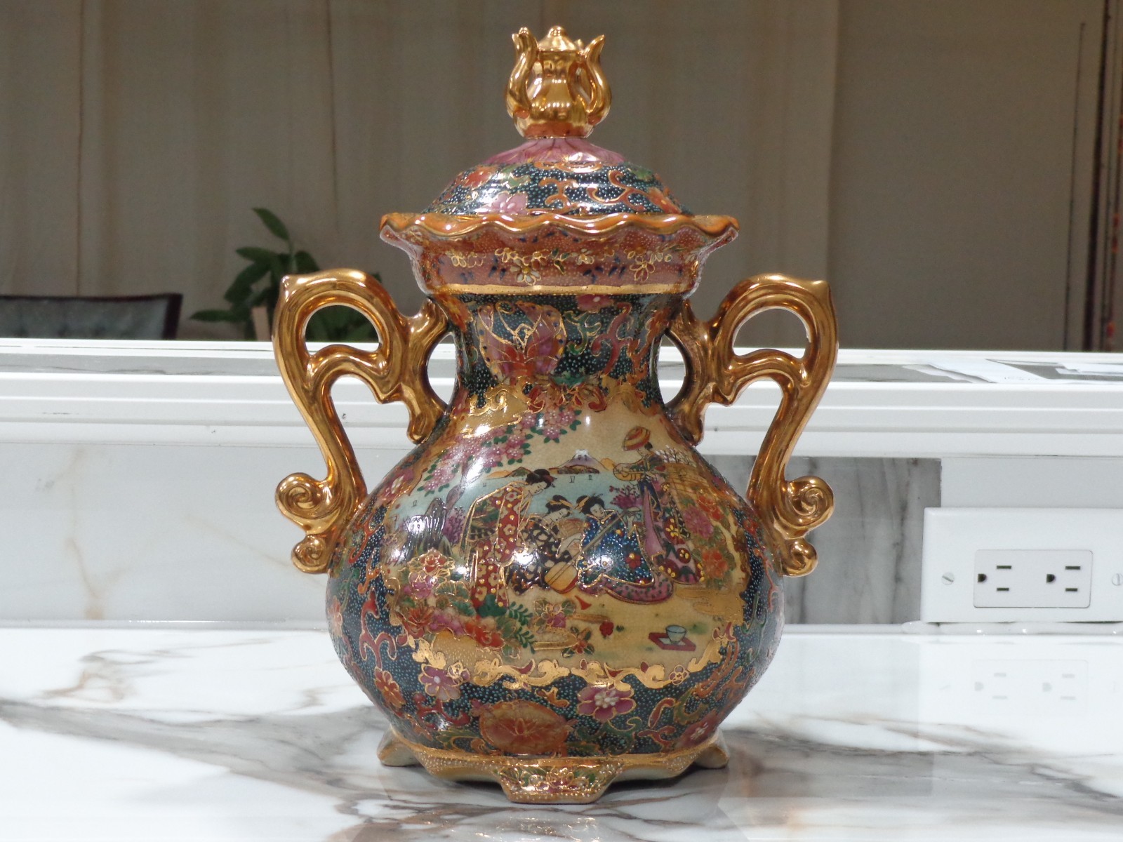BEAUTIFUL VINTAGE SATSUMA VASE WITH LID ORNATE GILDED GEISHA SCENE MUST SEE