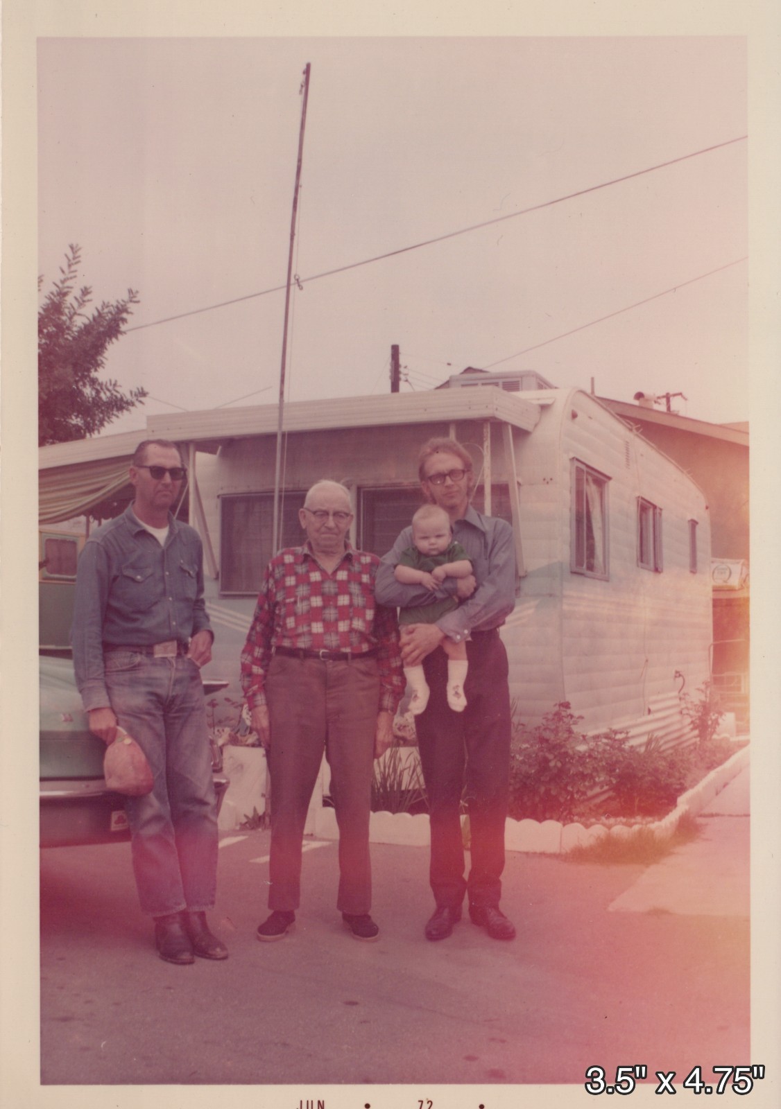 Family in Trailer Park Camper Van RV Motor Home ORIGINAL SNAPSHOT VINTAGE PHOTO Family in Trailer Park Camper Van RV Motor Home ORIGINAL SNAPSHOT VINTAGE PHOTO