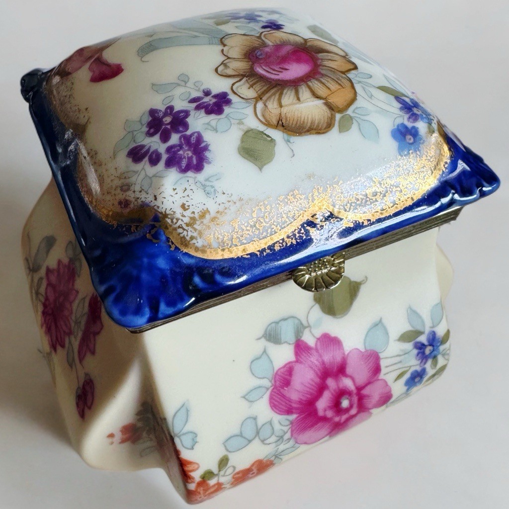 Vintage Aichi Seitosho Japan Floral Hinged Porcelain Trinket Jewelry Box 4in