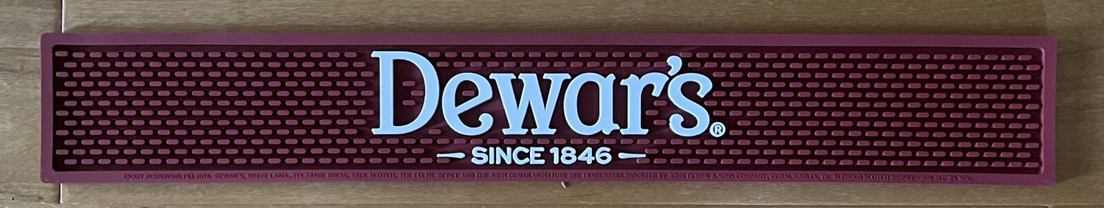 DEWAR’S SCOTCH WHISKY RUBBER BAR RAIL RUNNER SPILL MAT *BRAND NEW* DARK RED