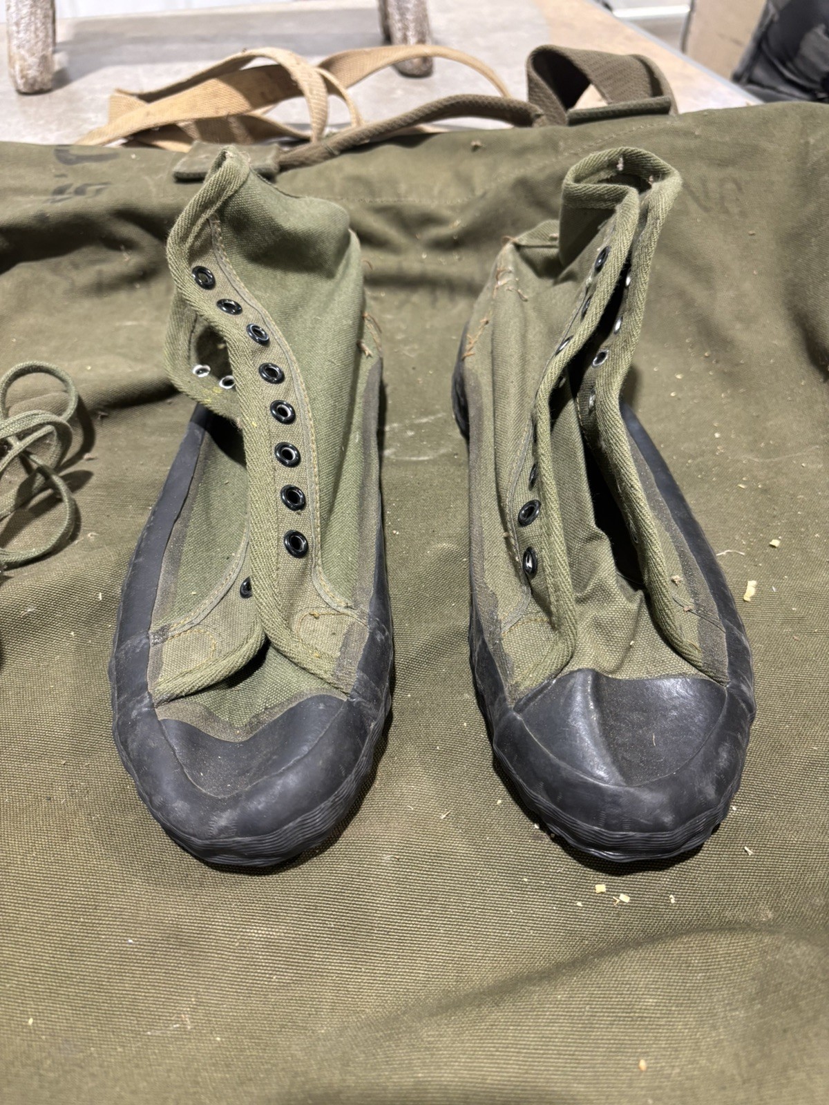POSTWAR 1946 US ARMY PHYSICAL TRAINING SHOES, WAR DEPT CONTRACT