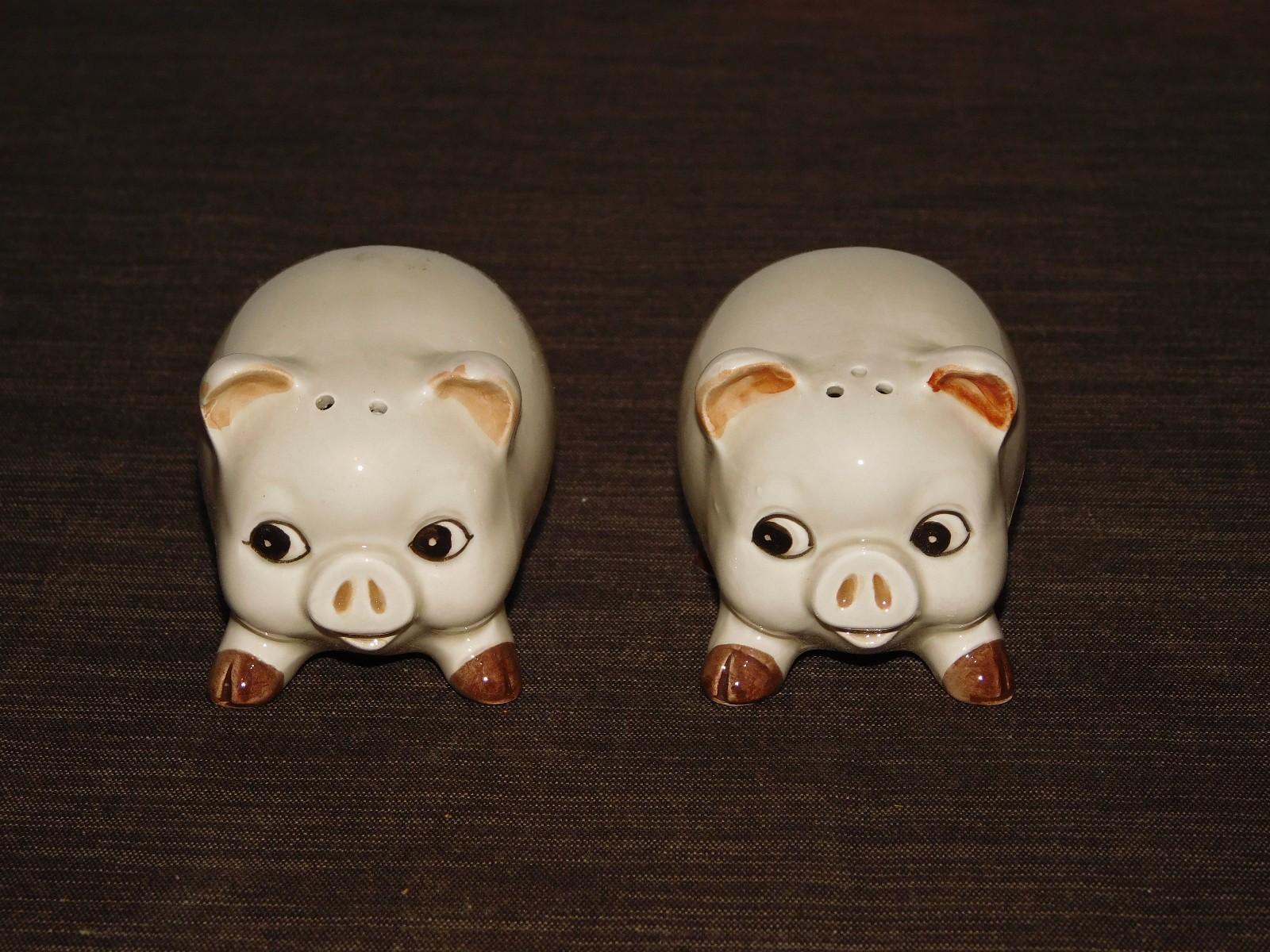 VINTAGE SALT & PEPPER SHAKERS HANDPAINTED CERAMIC PIGS JAPAN  NEW UNUSED