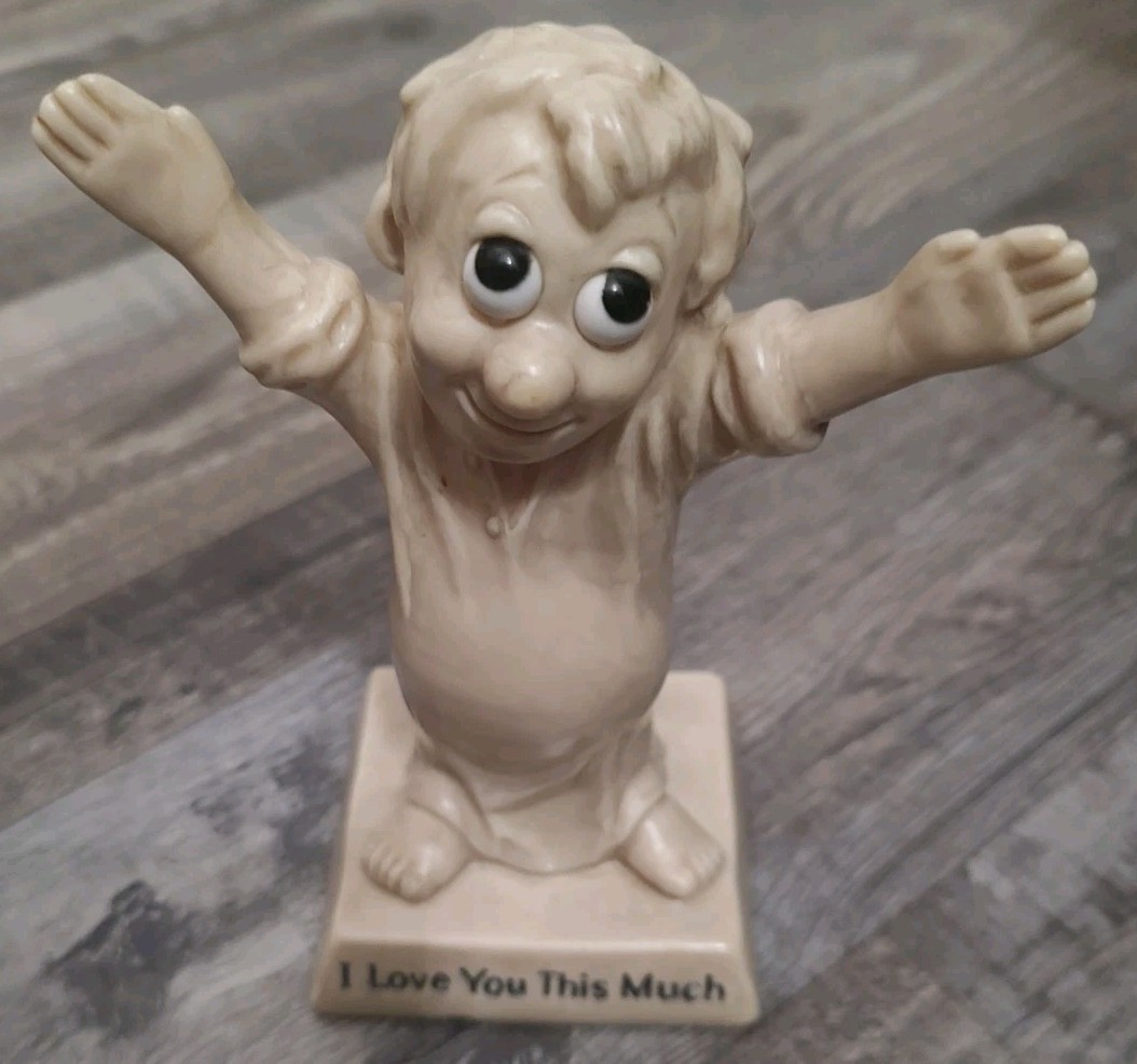 Vintage 1970 W & Russ Berrie Co Resin Statue \ Vintage 1970 W & Russ Berrie Co Resin Statue \