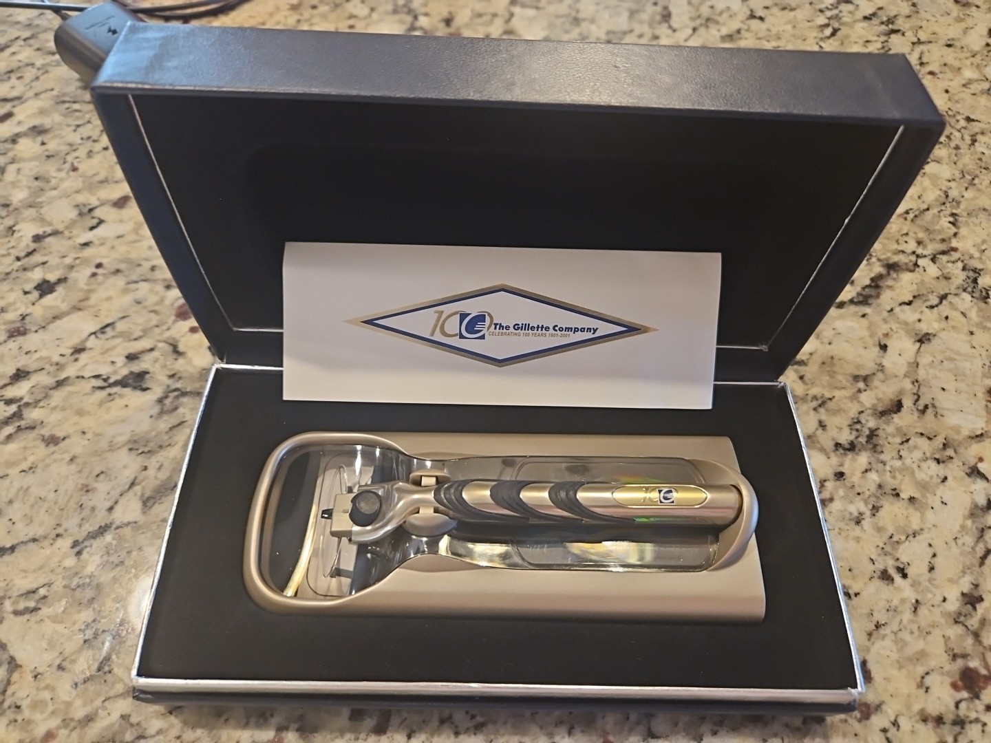 NIB Gillette Company Celebration 100 Years 1901-2001 Gillette Mach3 gift set 
