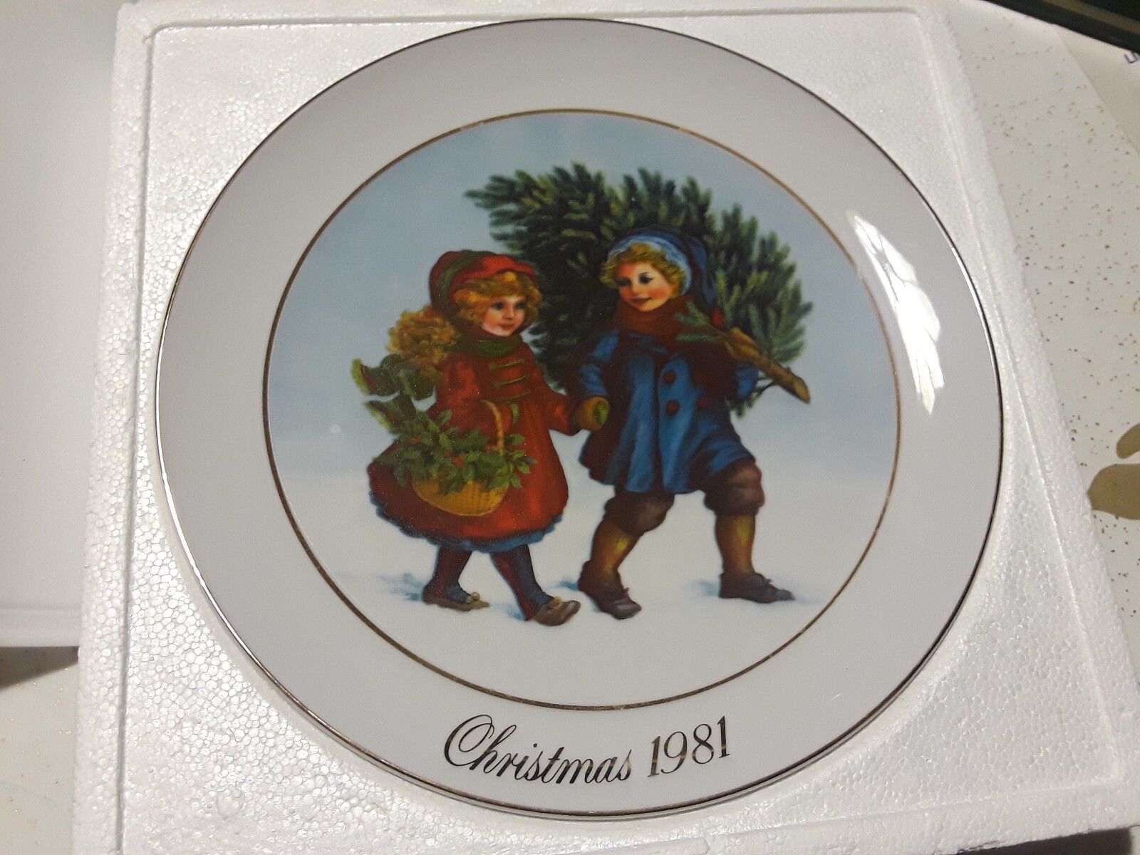 1981 AVON CHRISTMAS MEMORIES PLATE \