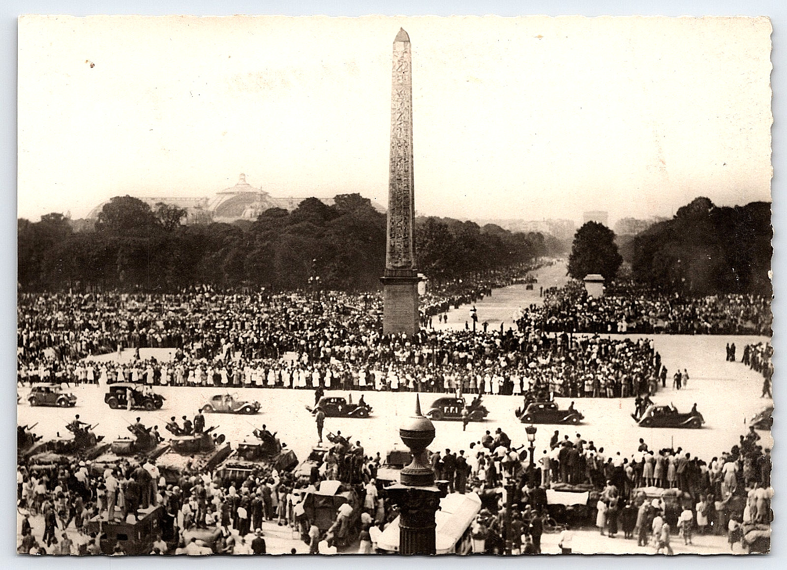 VINTAGE REAL PHOTO POSTCARD WW2 FRENCH MILITARY PARADE CAR PEOPLE MONUMENT PARIS