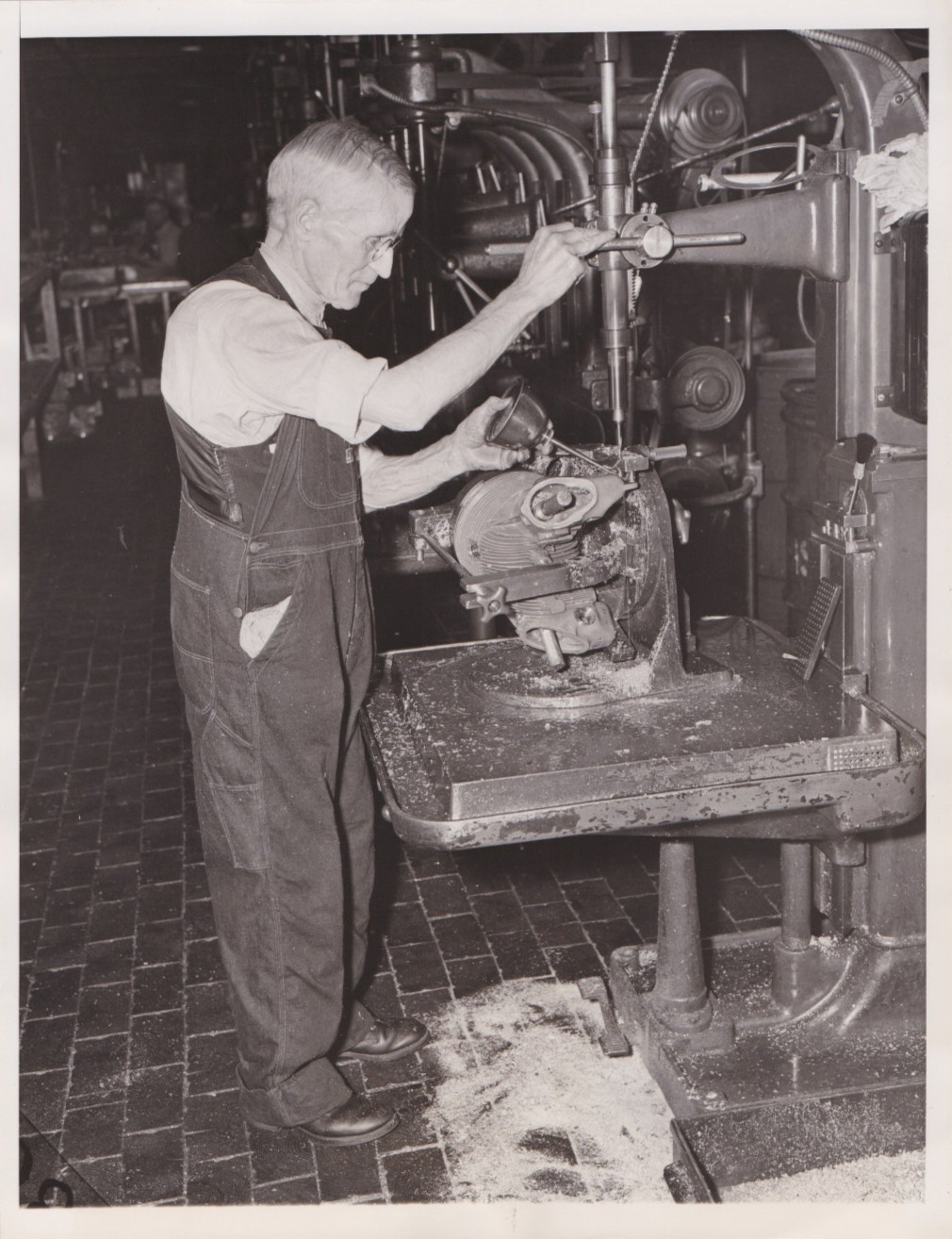 1940 Press Photo WWII Worker Uses Drill Press at Pratt and Whitney Aircraft Co.