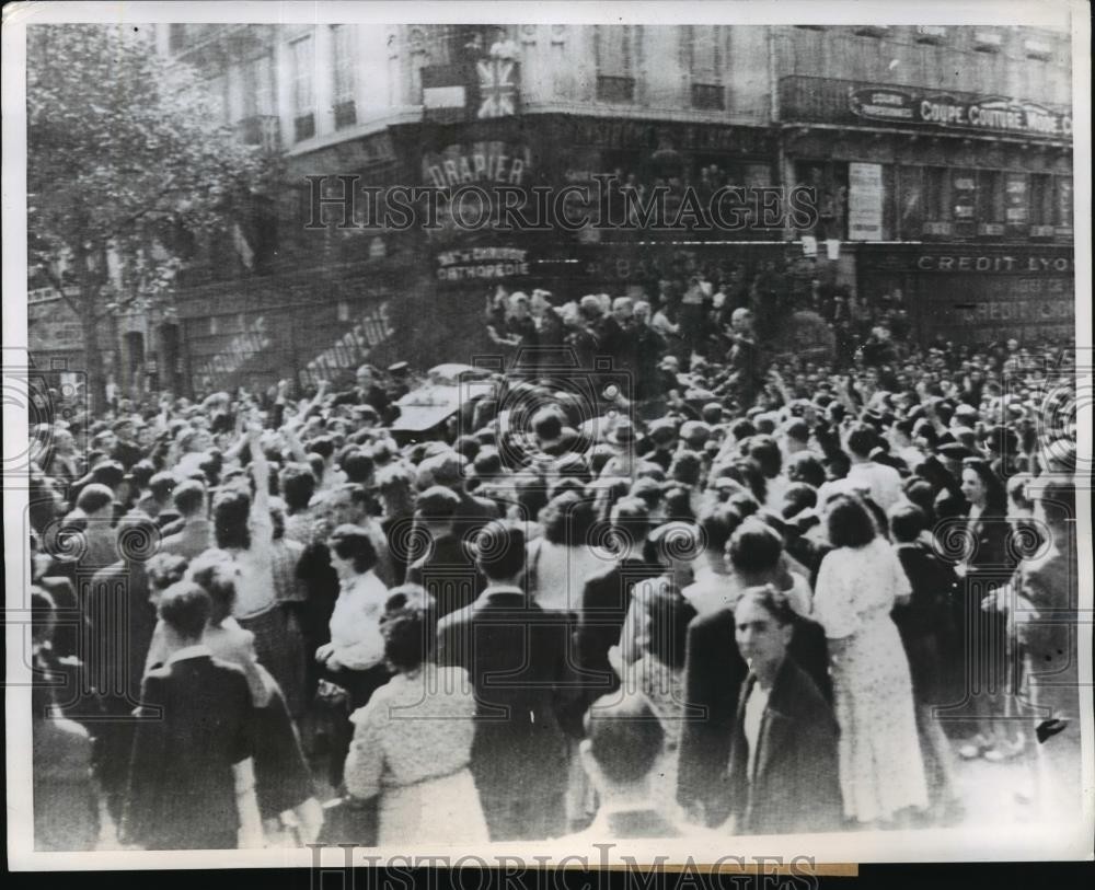 1944 Press Photo patriots gather to watch captured Germans in a Paris street