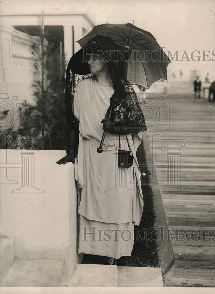 1923 Press Photo Mrs. E.R. Thomas in Palm Beach, Florida. - kfx27995