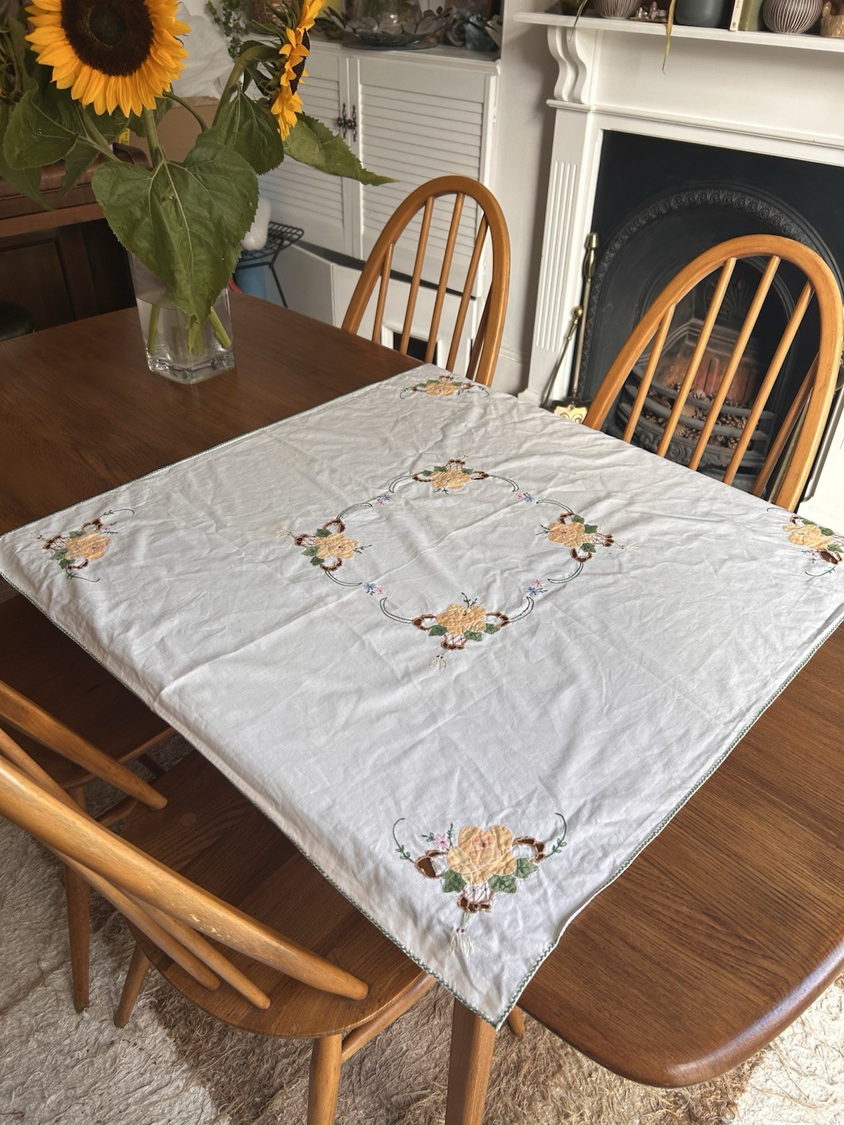 Vintage Hand Embroidered Applique Cutwork Tablecloth 32\