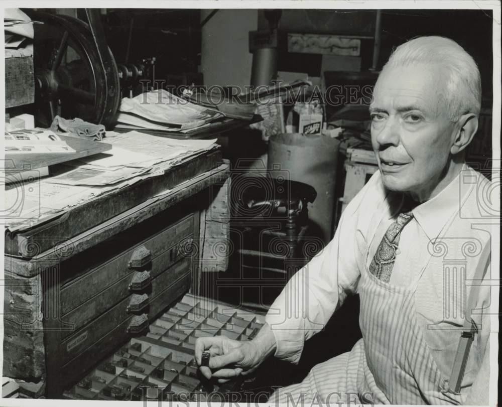1958 Press Photo Robert I. Anthony, owner of oldest bindery in Seattle