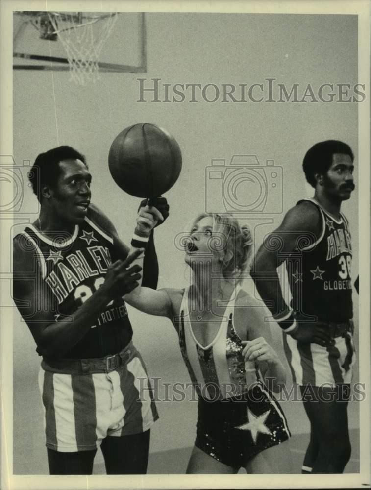 1978 Press Photo Meadowlark Lemon of Harlem Globetrotters with Goldie Hawn
