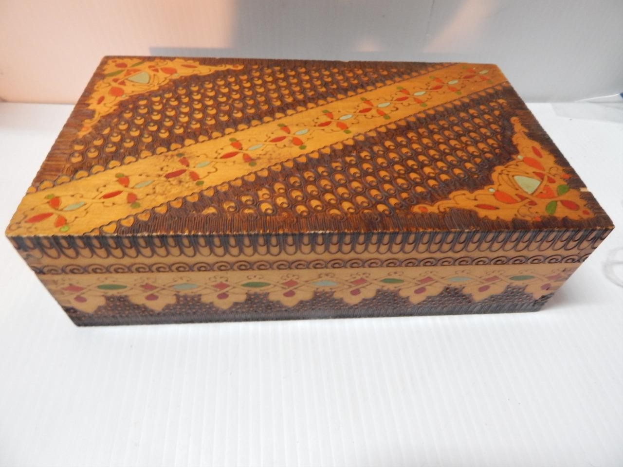 XFINE ANTIQUE VICTORIAN HI DETAILED POSTCARD / HANDKERCHIEF WOOD PYROGRAPHY BOX