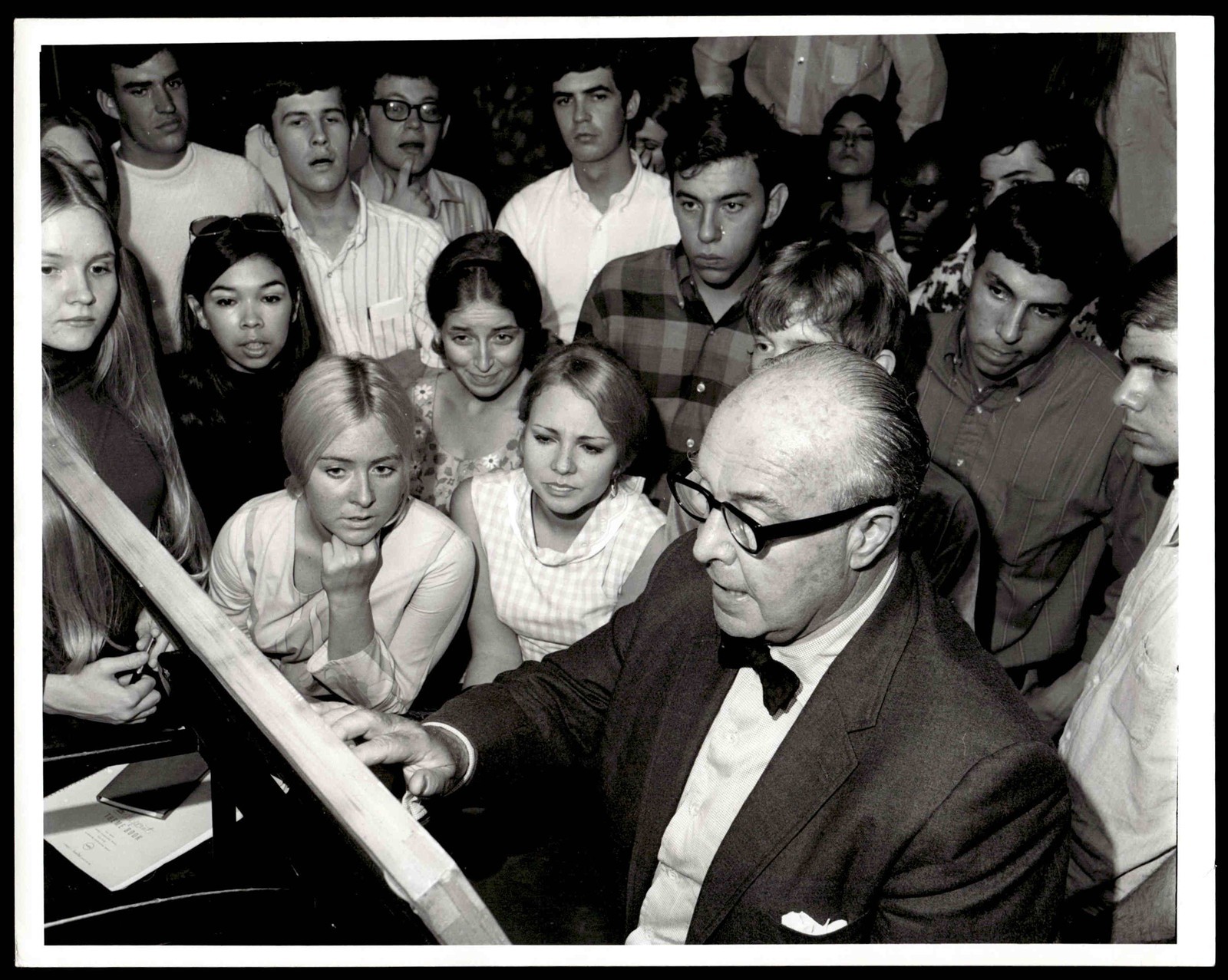 John Houseman Juilliard School Candid 8x10 Original 1969 Press Photo *MH3985