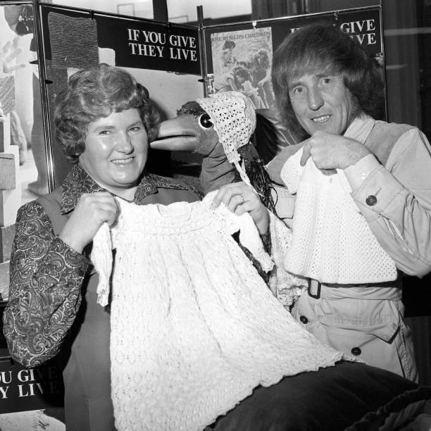 Entertainer Rod Hull and Emu with Pam Baker the winner of a co- 1977 Old Photo