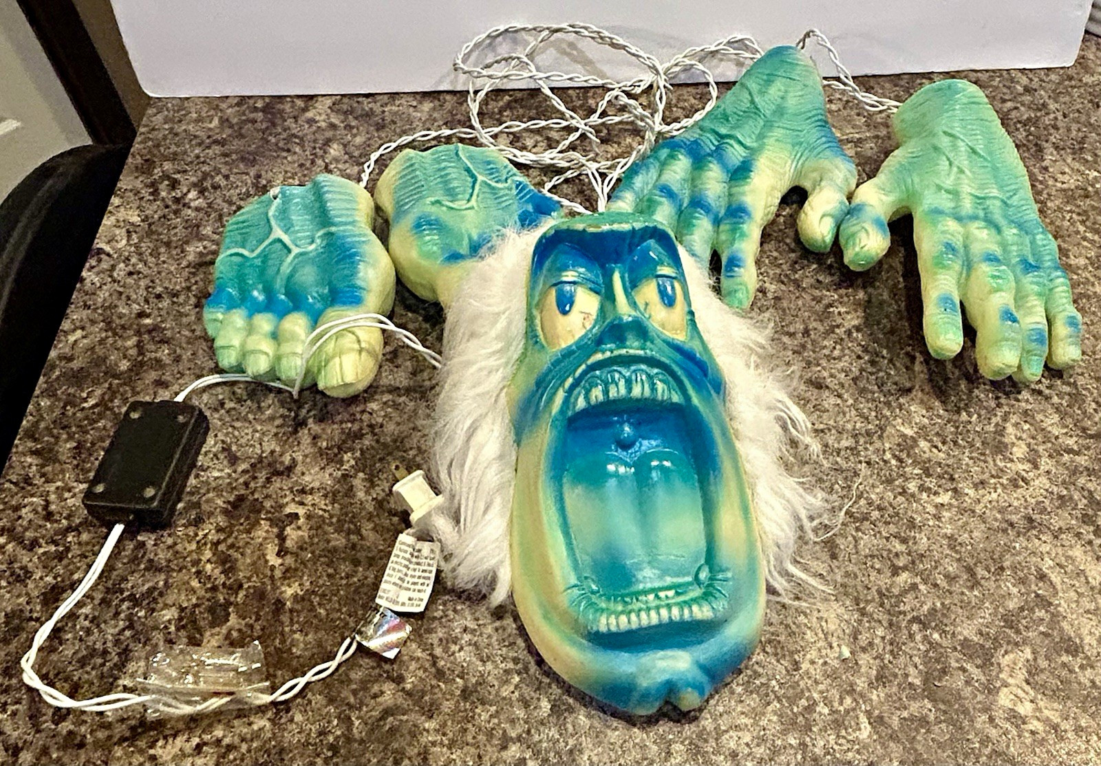 GPC Light-Up Yeti Abominable Snowman Face & Hands Halloween Prop Blue/Green