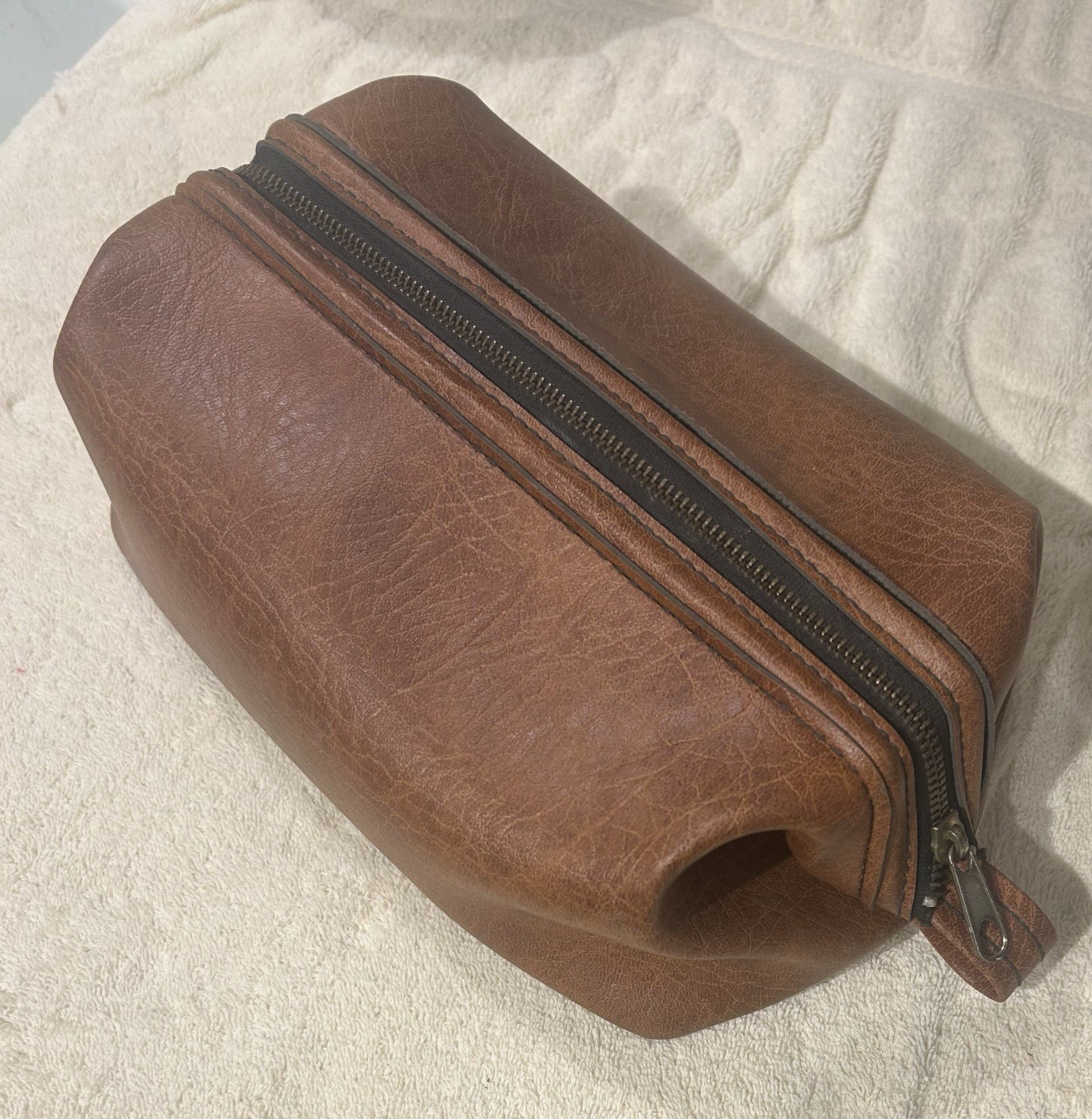 Vintage Mid-Century Leather Dopp Kit – Pristine Gold/Yellow Lining (1950s–1970s) Vintage Mid-Century Leather Dopp Kit – Pristine Gold/Yellow Lining (1950s–1970s)