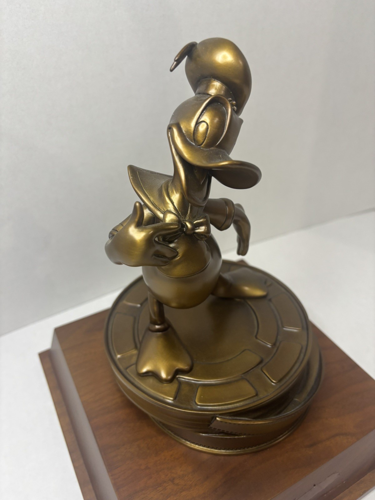 Donald Duck Walt Disney World Cast Member 40 Years Service Award Bronze Statue 