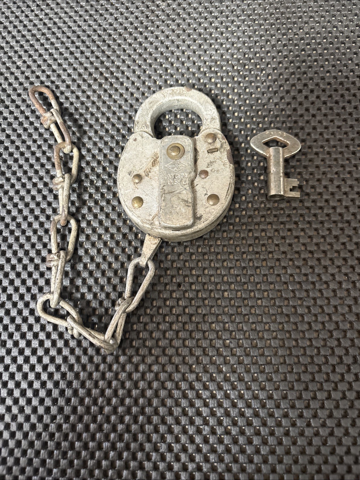 Vintage SLAYMAKER 1957 Lock W/ Key & Chain.  i2