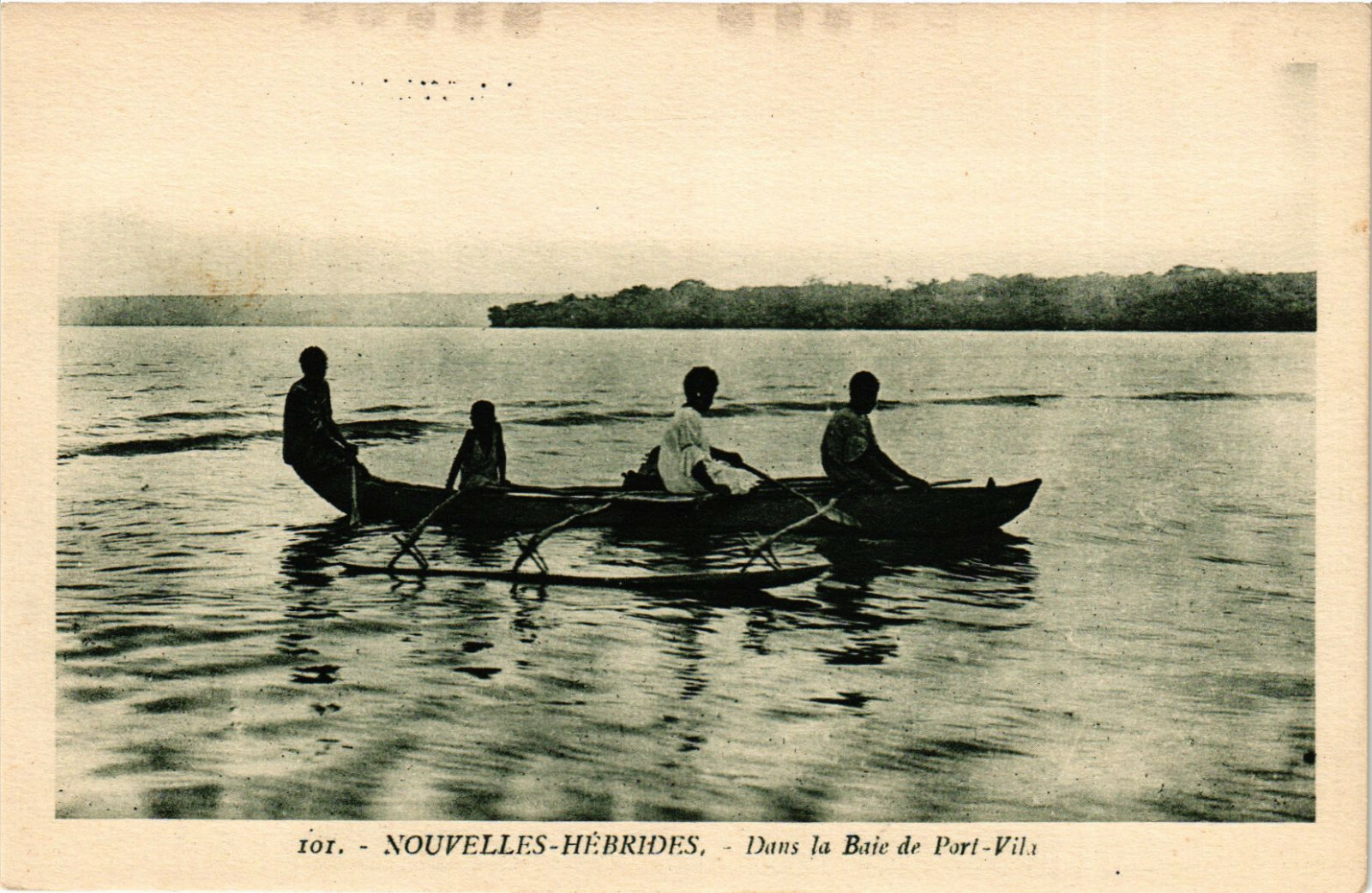 PC POSTCARD NEW HEBRIDES, PACIFIC, IN THE BAY OF PORT VILA, Postcard (b19185)