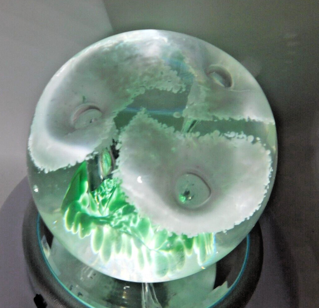 1976 Gentile Studio Art Glass Paperweight 3 White Trumpet Flowers Green