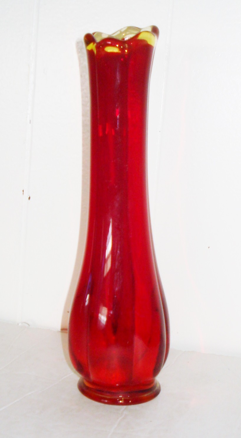 VINTAGE USA RED AMBERINA GLASS BUD VASE BEAUTIFUL DESIGN NR VINTAGE USA RED AMBERINA GLASS BUD VASE BEAUTIFUL DESIGN NR