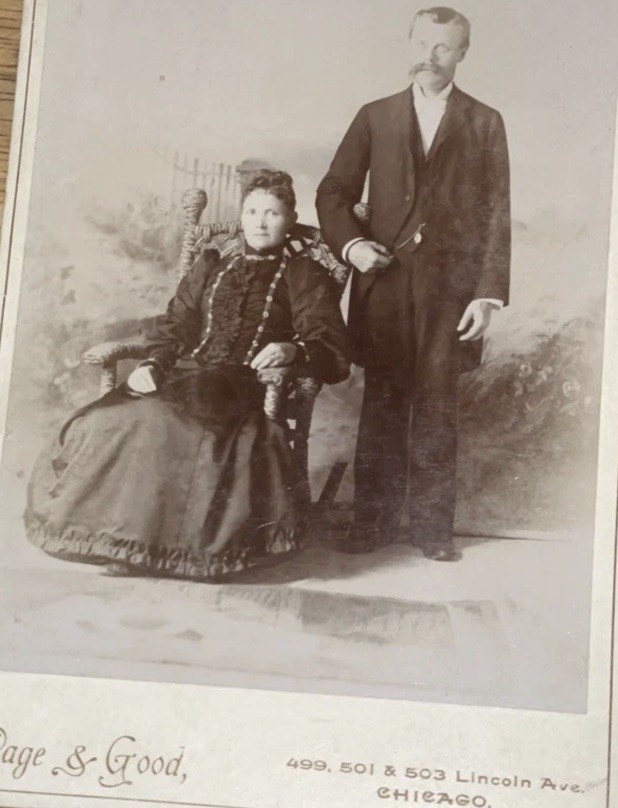 Cute Antique 1800S Victorian Cabinet Card Photograph Couple Lady In Chair 