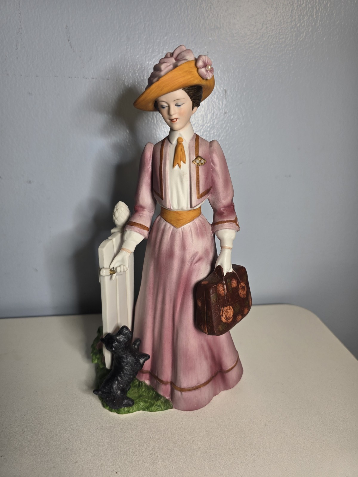 1983 Mrs. Albee Award AVON President’s Club Porcelain Figurine Statue Lady 9.25 1983 Mrs. Albee Award AVON President’s Club Porcelain Figurine Statue Lady 9.25